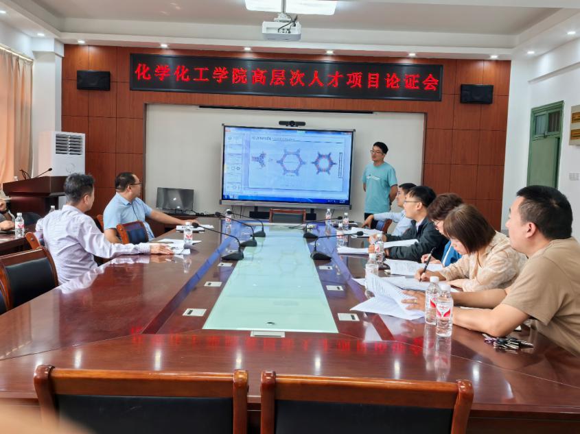 王俊豪博士作汇报